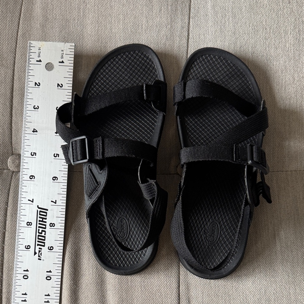 Black strappy Chaco sandals NWOT size 7